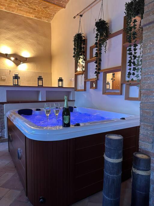 Relax Nella Jacuzzi In Toscana Colle Val D'Elsa Exterior photo